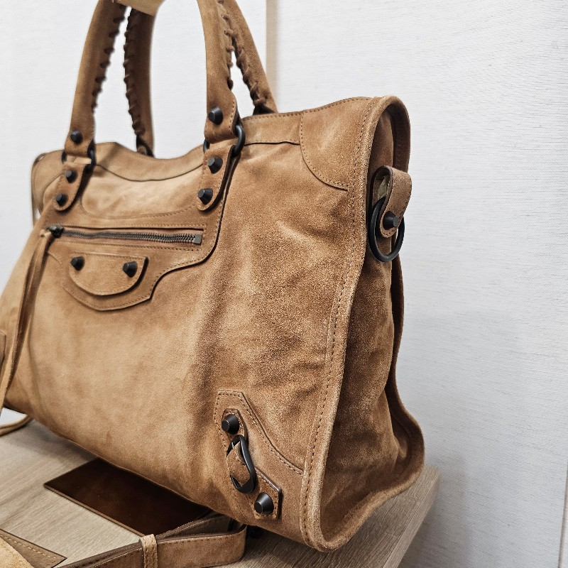 [秋冬超好搭時尚款😳] Balenciaga駝色麂皮霧黑釦手提斜背機車包-2