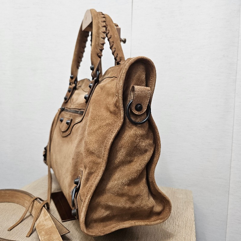 [秋冬超好搭時尚款😳] Balenciaga駝色麂皮霧黑釦手提斜背機車包-3