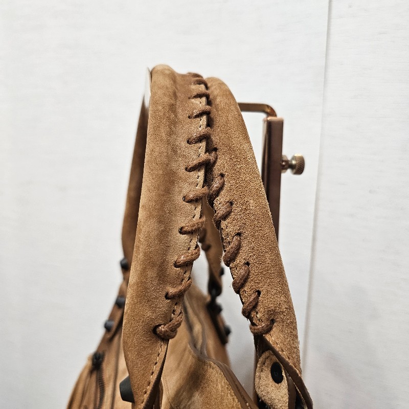 [秋冬超好搭時尚款😳] Balenciaga駝色麂皮霧黑釦手提斜背機車包-4