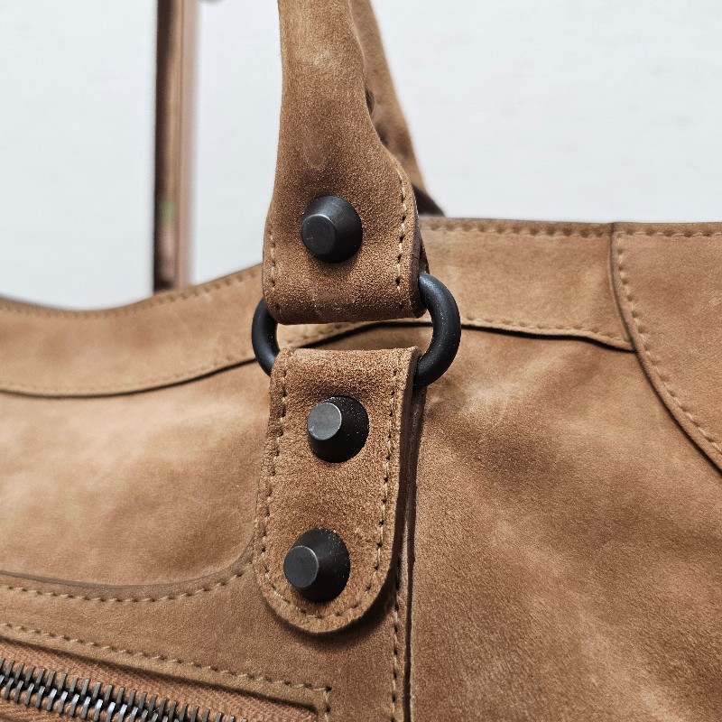 [秋冬超好搭時尚款😳] Balenciaga駝色麂皮霧黑釦手提斜背機車包-5