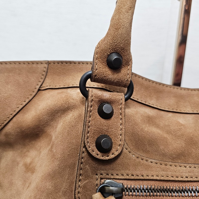 [秋冬超好搭時尚款😳] Balenciaga駝色麂皮霧黑釦手提斜背機車包-6