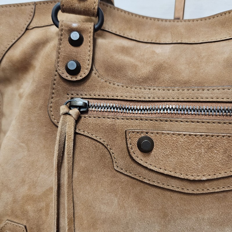 [秋冬超好搭時尚款😳] Balenciaga駝色麂皮霧黑釦手提斜背機車包-7