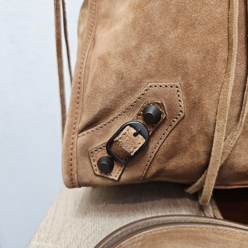 [秋冬超好搭時尚款😳] Balenciaga駝色麂皮霧黑釦手提斜背機車包-8