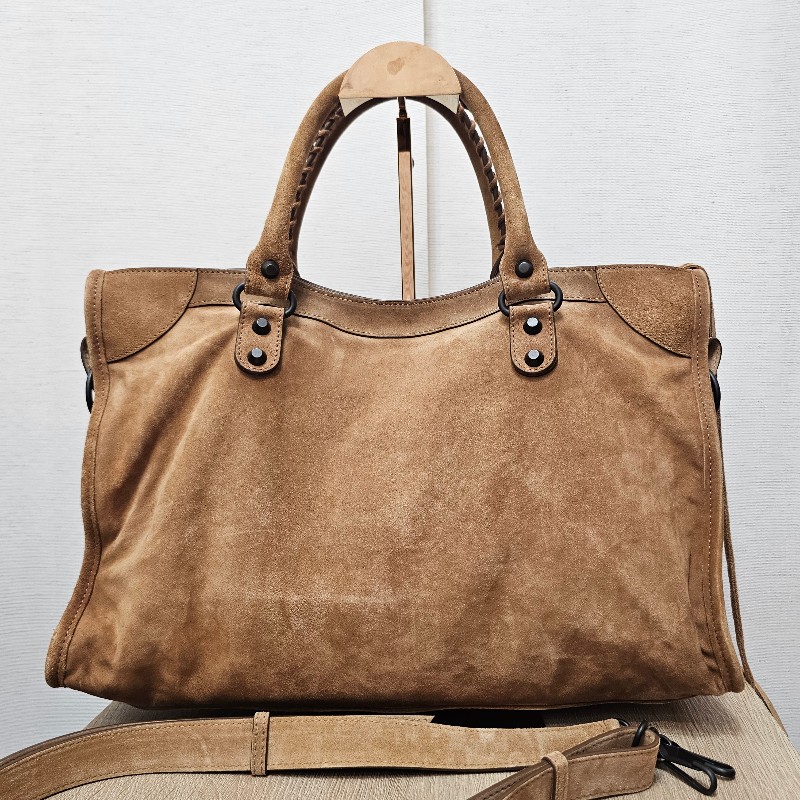 [秋冬超好搭時尚款😳] Balenciaga駝色麂皮霧黑釦手提斜背機車包-9