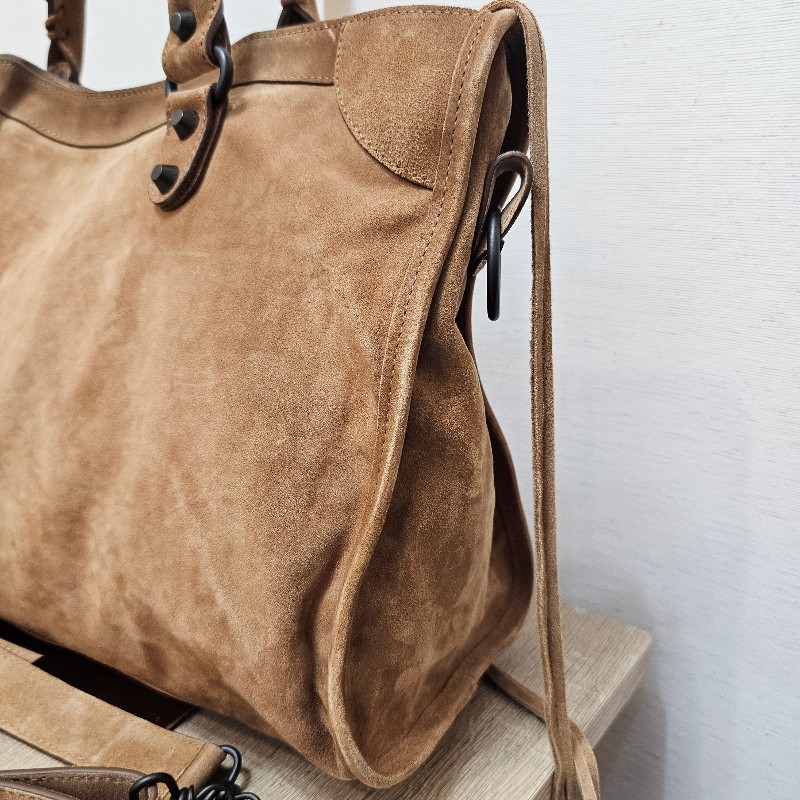 [秋冬超好搭時尚款😳] Balenciaga駝色麂皮霧黑釦手提斜背機車包-10