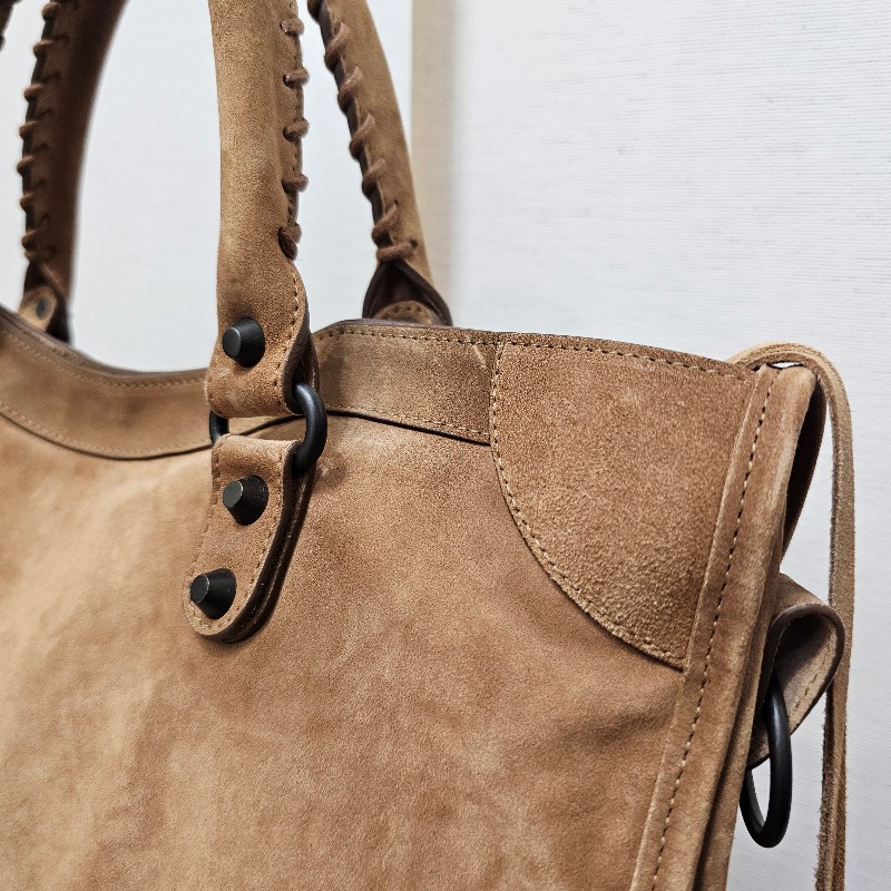 [秋冬超好搭時尚款😳] Balenciaga駝色麂皮霧黑釦手提斜背機車包-11