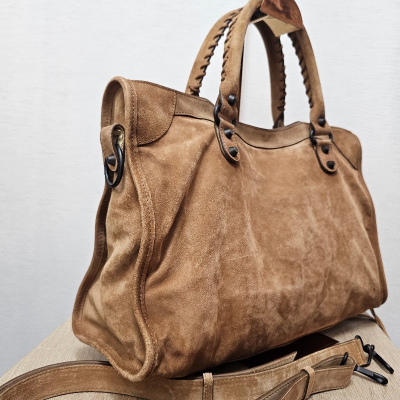 [秋冬超好搭時尚款😳] Balenciaga駝色麂皮霧黑釦手提斜背機車包-13