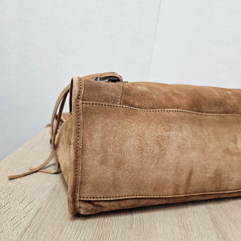 [秋冬超好搭時尚款😳] Balenciaga駝色麂皮霧黑釦手提斜背機車包-17