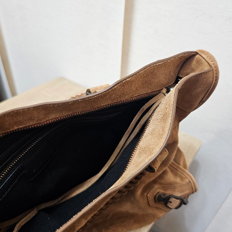 [秋冬超好搭時尚款😳] Balenciaga駝色麂皮霧黑釦手提斜背機車包-18