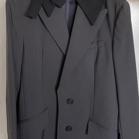 Miu Miu外套，黑色領口設計，獨特剪裁。外套正面有三個鈕扣，兩個口袋。內襯有Miu Miu標籤，產地為義大利。