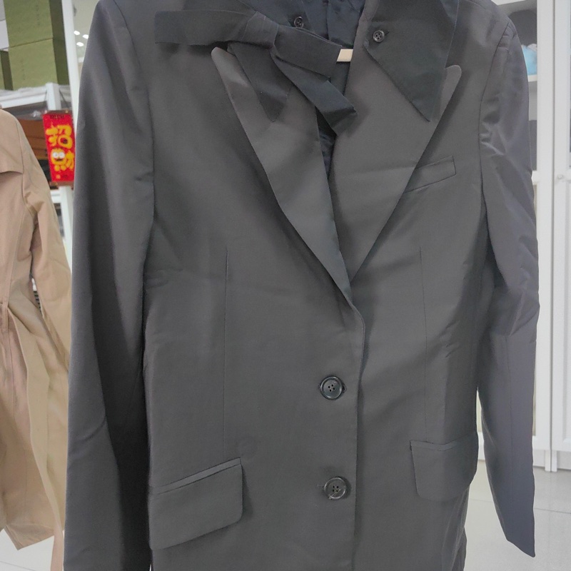 Miu Miu外套，黑色領口設計，獨特剪裁。外套正面有三個鈕扣，兩個口袋。內襯有Miu Miu標籤，產地為義大利。-2