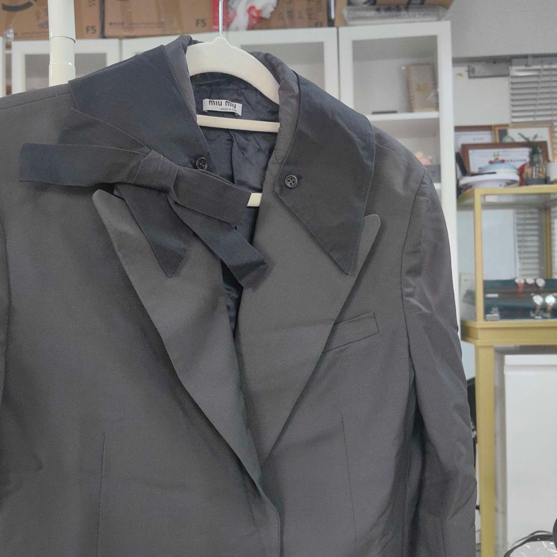 Miu Miu外套，黑色領口設計，獨特剪裁。外套正面有三個鈕扣，兩個口袋。內襯有Miu Miu標籤，產地為義大利。-3