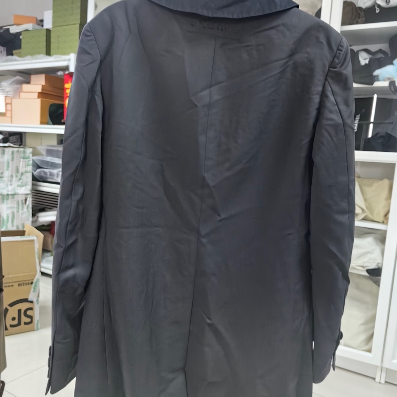 Miu Miu外套，黑色領口設計，獨特剪裁。外套正面有三個鈕扣，兩個口袋。內襯有Miu Miu標籤，產地為義大利。-4