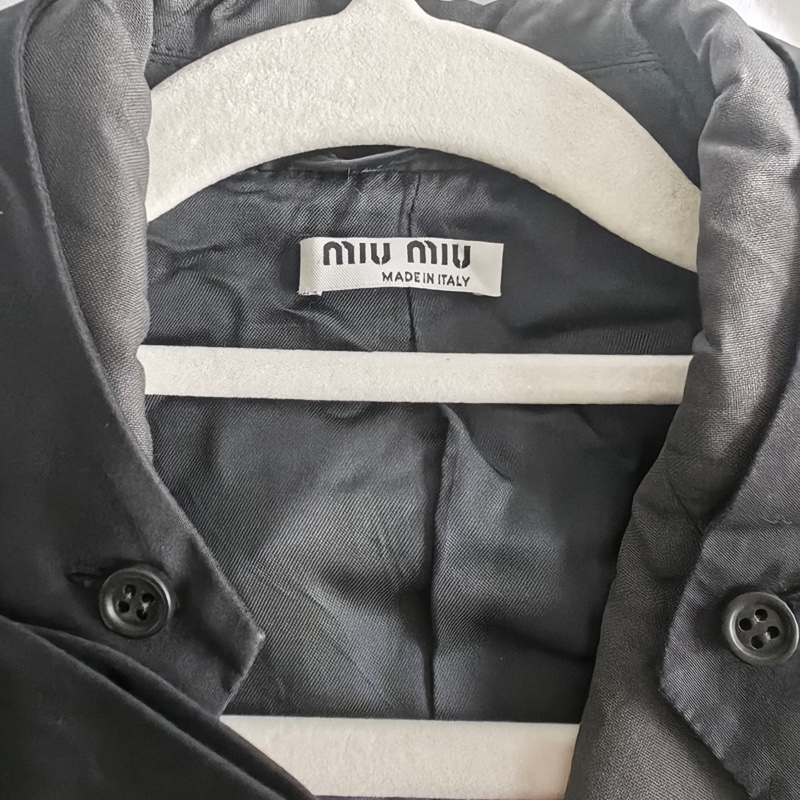 Miu Miu外套，黑色領口設計，獨特剪裁。外套正面有三個鈕扣，兩個口袋。內襯有Miu Miu標籤，產地為義大利。-5