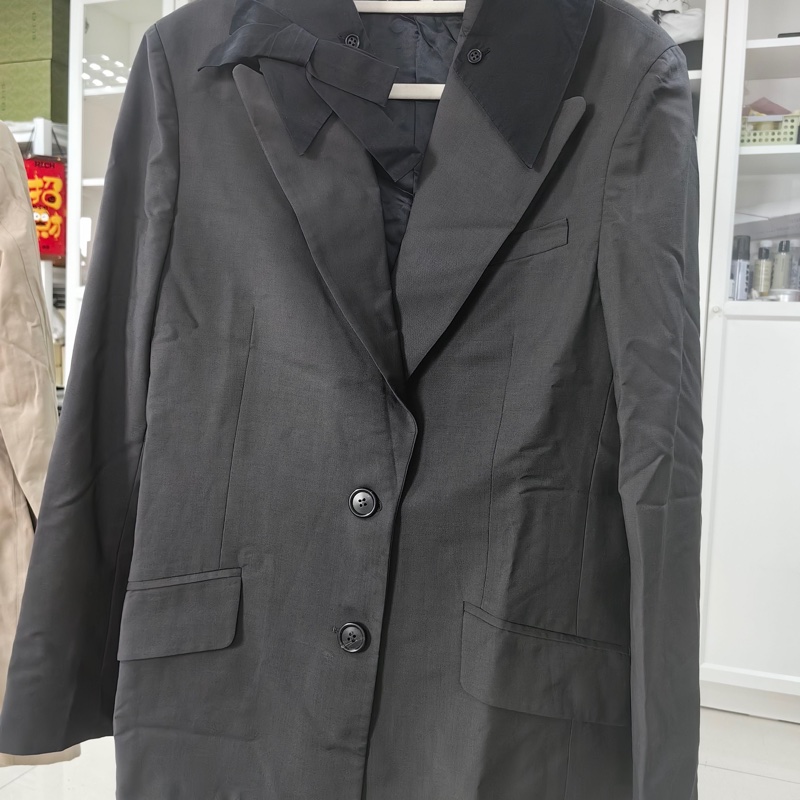 Miu Miu外套，黑色領口設計，獨特剪裁。外套正面有三個鈕扣，兩個口袋。內襯有Miu Miu標籤，產地為義大利。-6