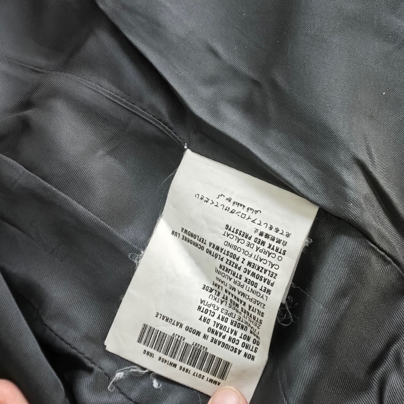 Miu Miu外套，黑色領口設計，獨特剪裁。外套正面有三個鈕扣，兩個口袋。內襯有Miu Miu標籤，產地為義大利。-8