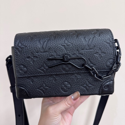 LV Steamer 黑牛皮壓紋斜背包 今年出專櫃近全新 晶片款