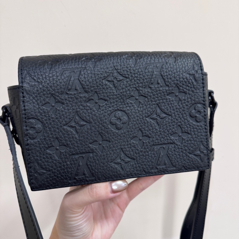 LV Steamer 黑牛皮壓紋斜背包 今年出專櫃近全新 晶片款-1