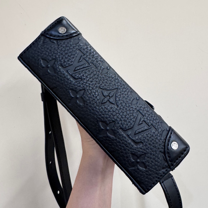 LV Steamer 黑牛皮壓紋斜背包 今年出專櫃近全新 晶片款-4