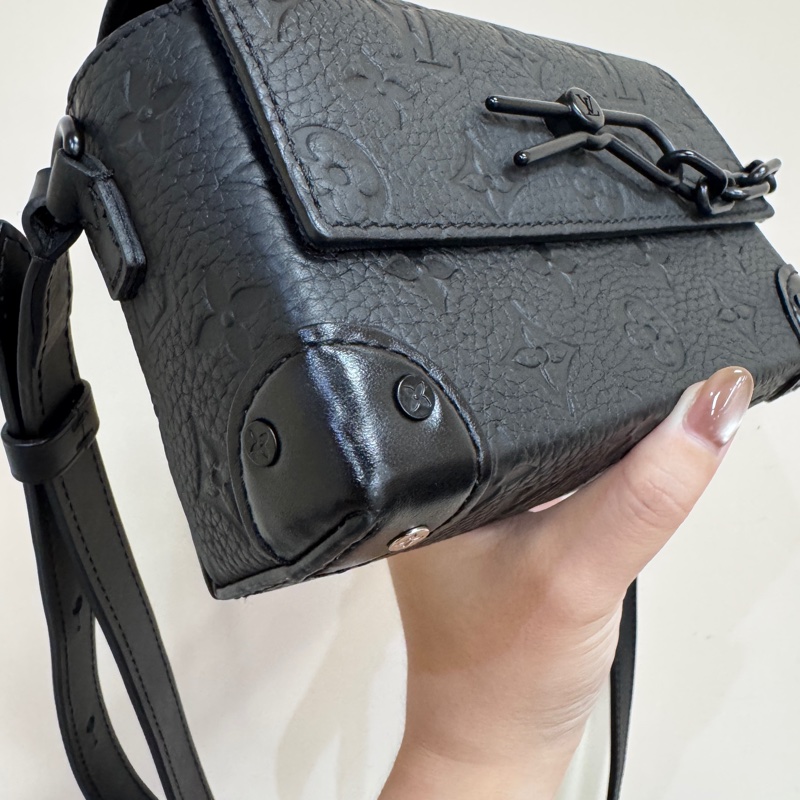 LV Steamer 黑牛皮壓紋斜背包 今年出專櫃近全新 晶片款-5