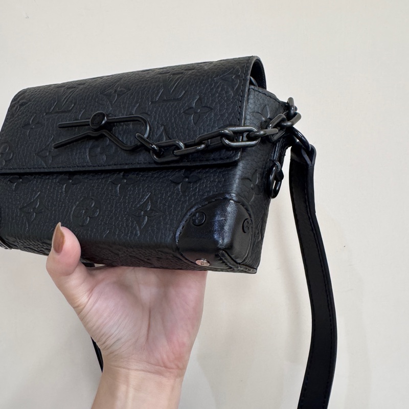 LV Steamer 黑牛皮壓紋斜背包 今年出專櫃近全新 晶片款-6