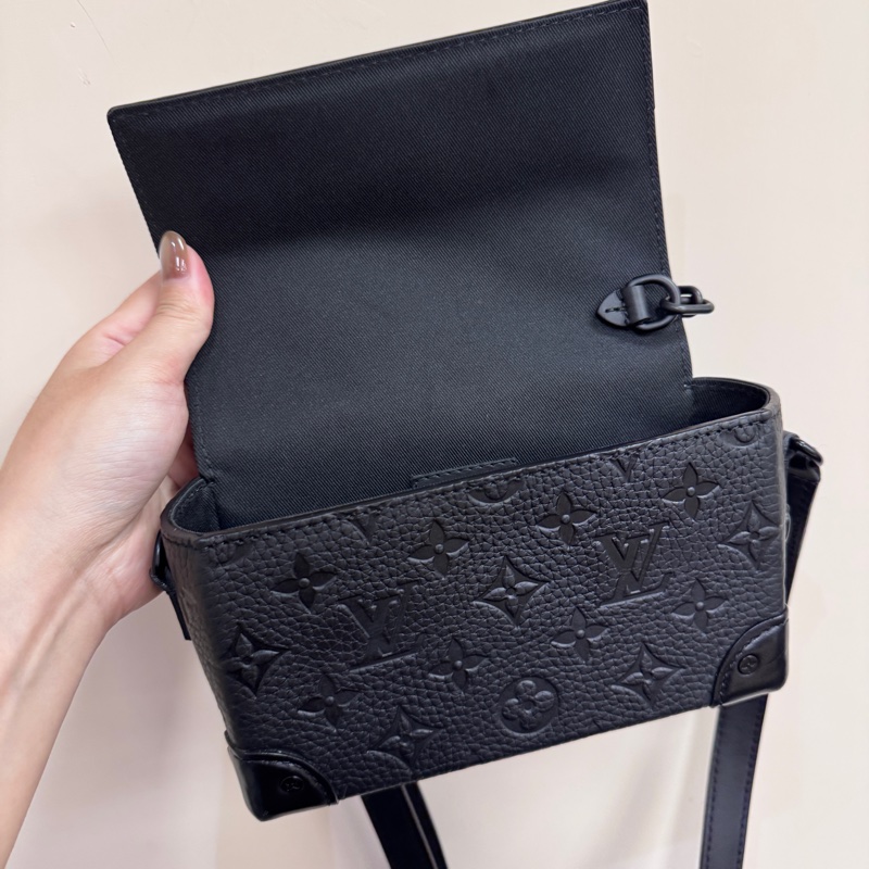 LV Steamer 黑牛皮壓紋斜背包 今年出專櫃近全新 晶片款-8