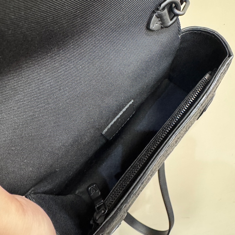 LV Steamer 黑牛皮壓紋斜背包 今年出專櫃近全新 晶片款-9