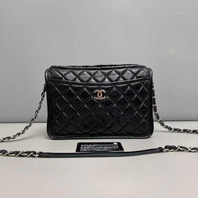 CHANEL 黑銀油蠟皮菱格紋相機包-0