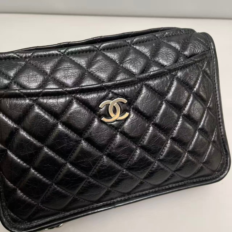 CHANEL 黑銀油蠟皮菱格紋相機包-2