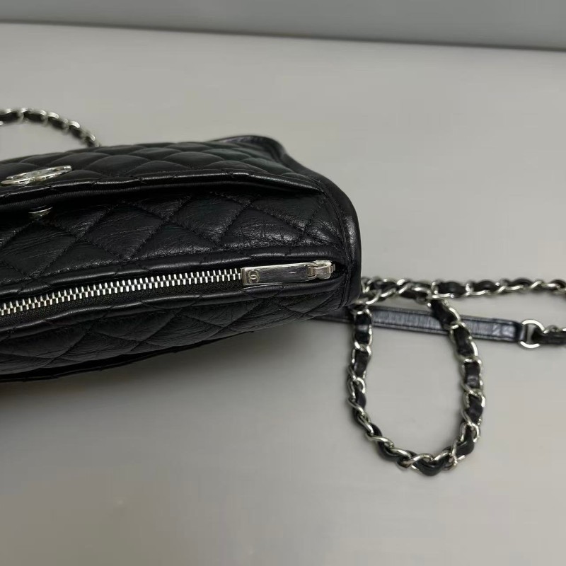 CHANEL 黑銀油蠟皮菱格紋相機包-3