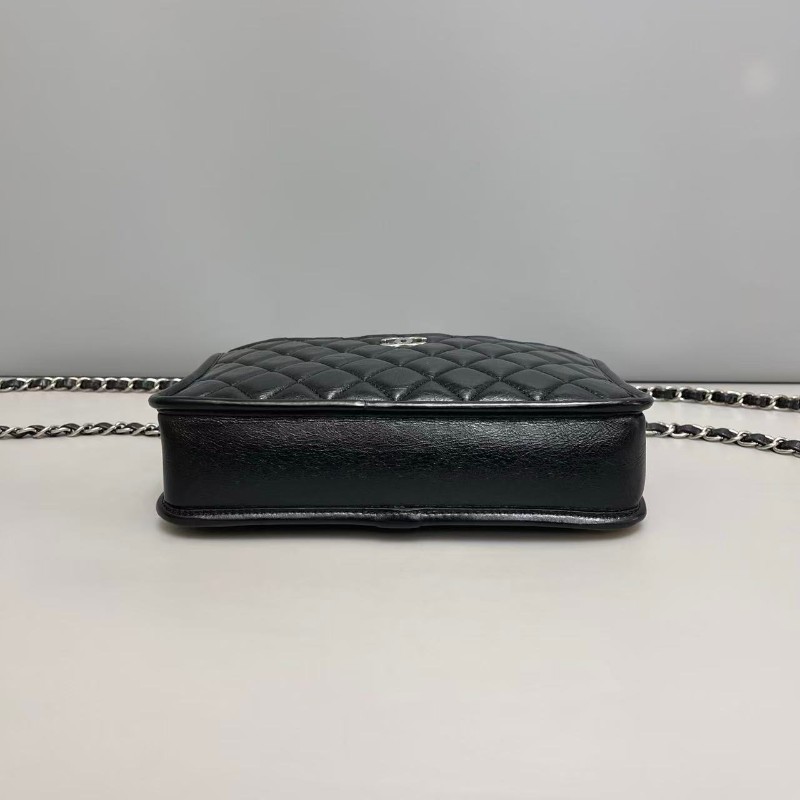 CHANEL 黑銀油蠟皮菱格紋相機包-6