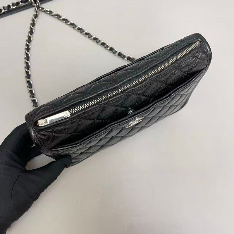 CHANEL 黑銀油蠟皮菱格紋相機包-7