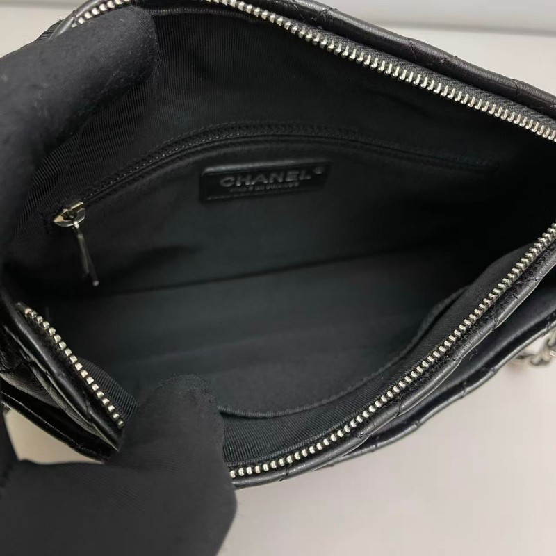 CHANEL 黑銀油蠟皮菱格紋相機包-8