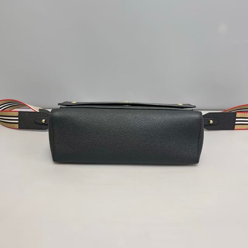 Burberry 黑色牛皮荔枝紋郵差包-4