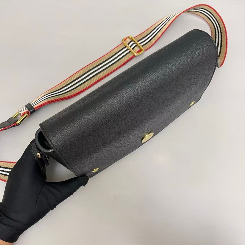 Burberry 黑色牛皮荔枝紋郵差包-5