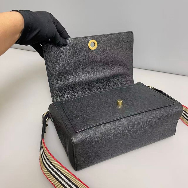 Burberry 黑色牛皮荔枝紋郵差包-7