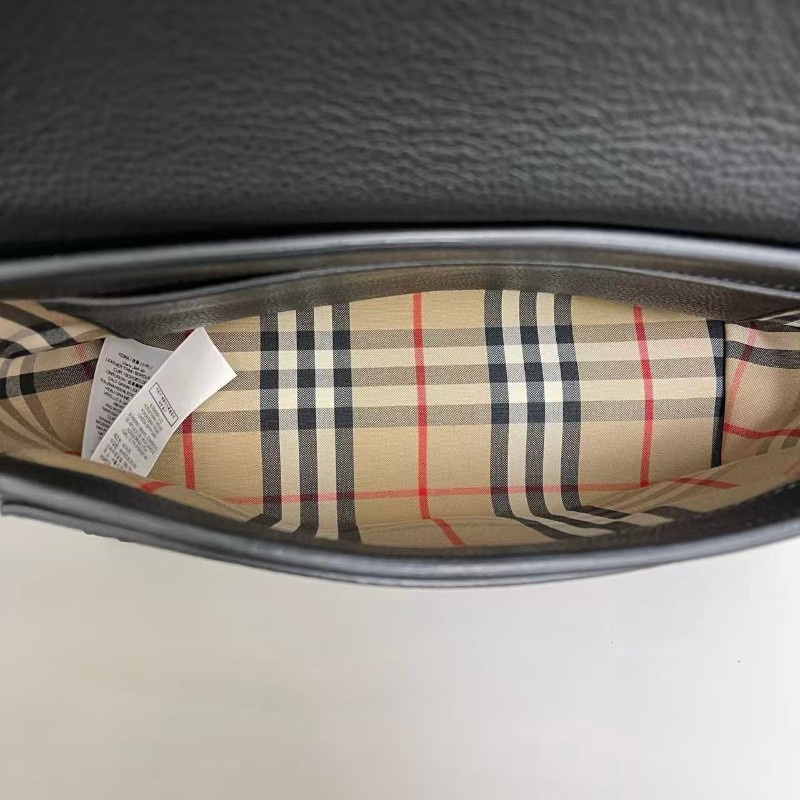 Burberry 黑色牛皮荔枝紋郵差包-8