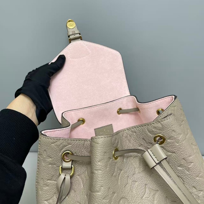 LV路易威登Montsouris壓紋全皮灰色後背包 晶片款-3