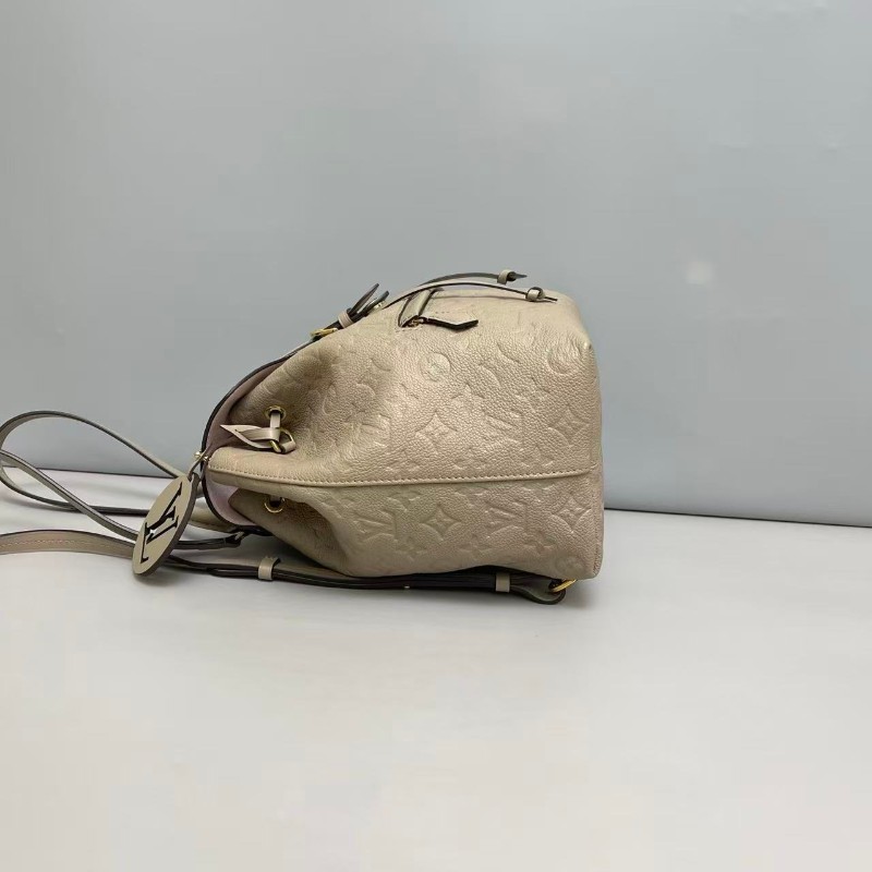 LV路易威登Montsouris壓紋全皮灰色後背包 晶片款-5