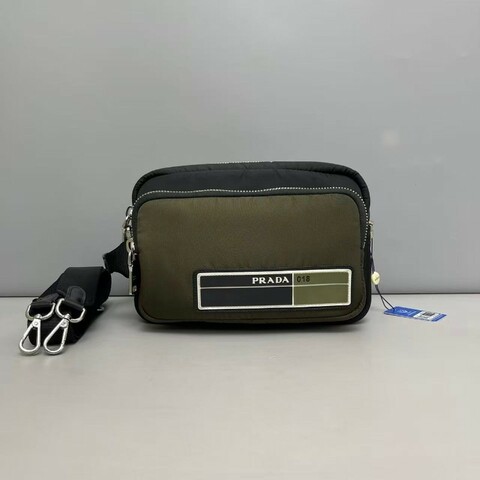 Prada 男士秀款機能大口袋郵差包