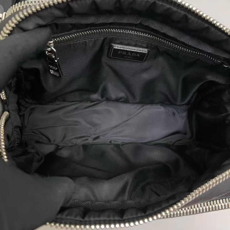 Prada 男士秀款機能大口袋郵差包-8