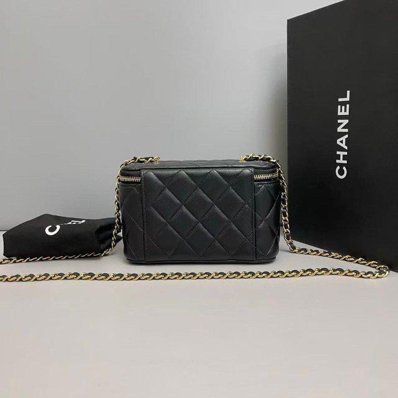 Chanel 黑金菱格全皮金屬徽章化妝包 晶片款-1