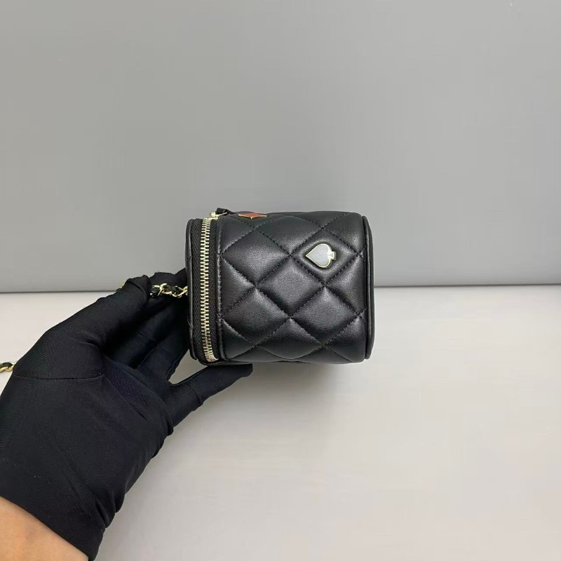 Chanel 黑金菱格全皮金屬徽章化妝包 晶片款-3