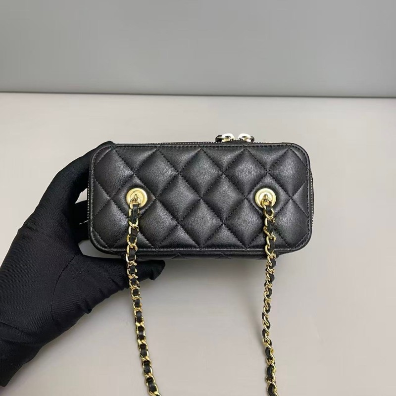 Chanel 黑金菱格全皮金屬徽章化妝包 晶片款-5