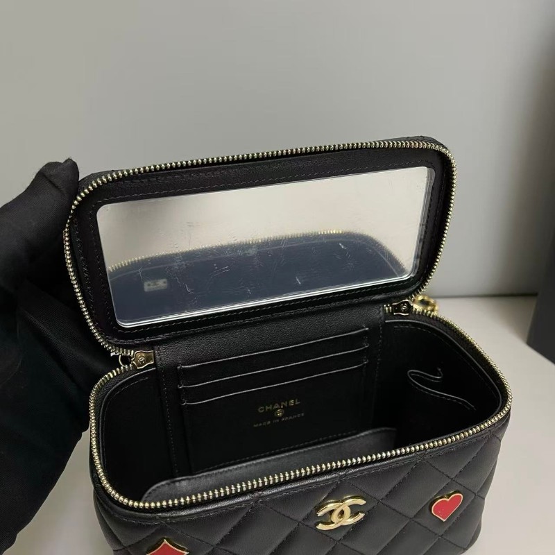 Chanel 黑金菱格全皮金屬徽章化妝包 晶片款-6