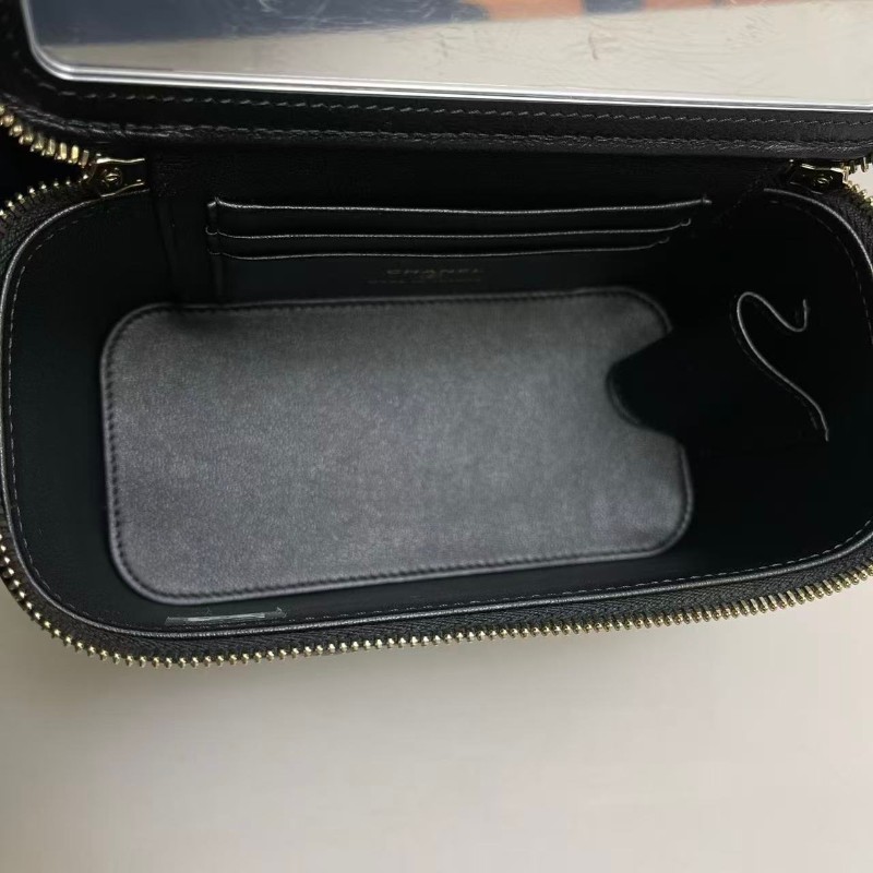 Chanel 黑金菱格全皮金屬徽章化妝包 晶片款-7