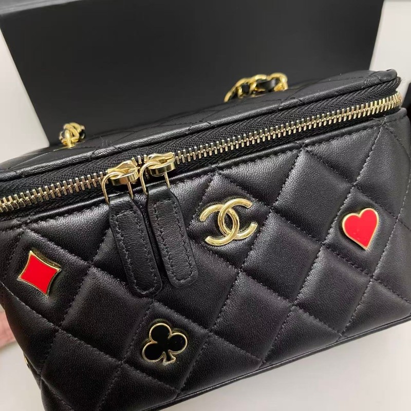 Chanel 黑金菱格全皮金屬徽章化妝包 晶片款-8