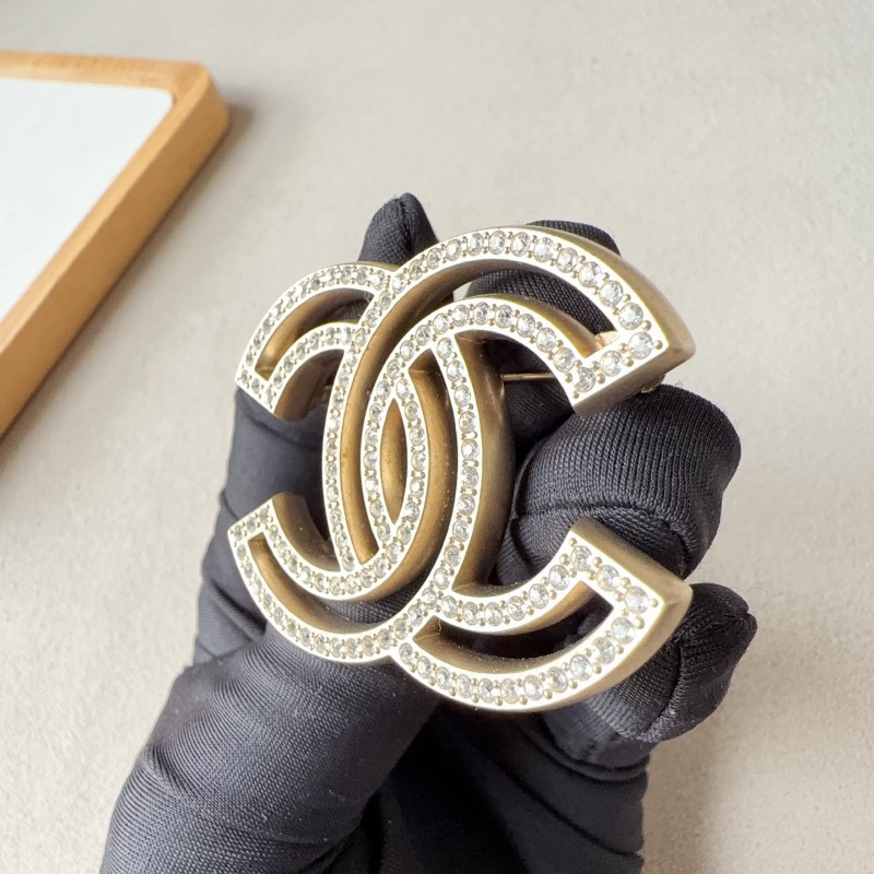 CHANEL 大雙c鏤空水鑽胸針-3