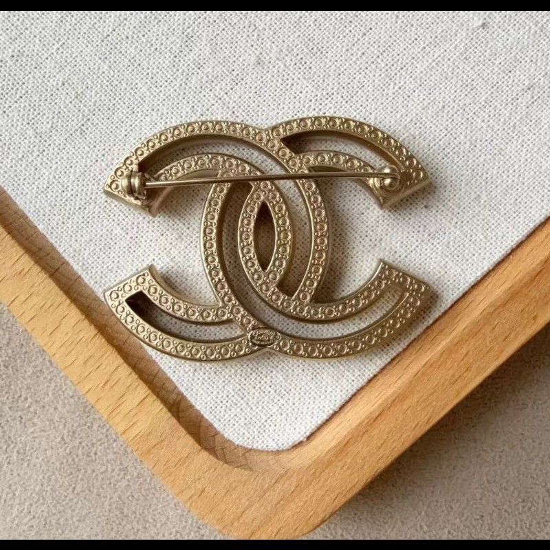 CHANEL 大雙c鏤空水鑽胸針-4