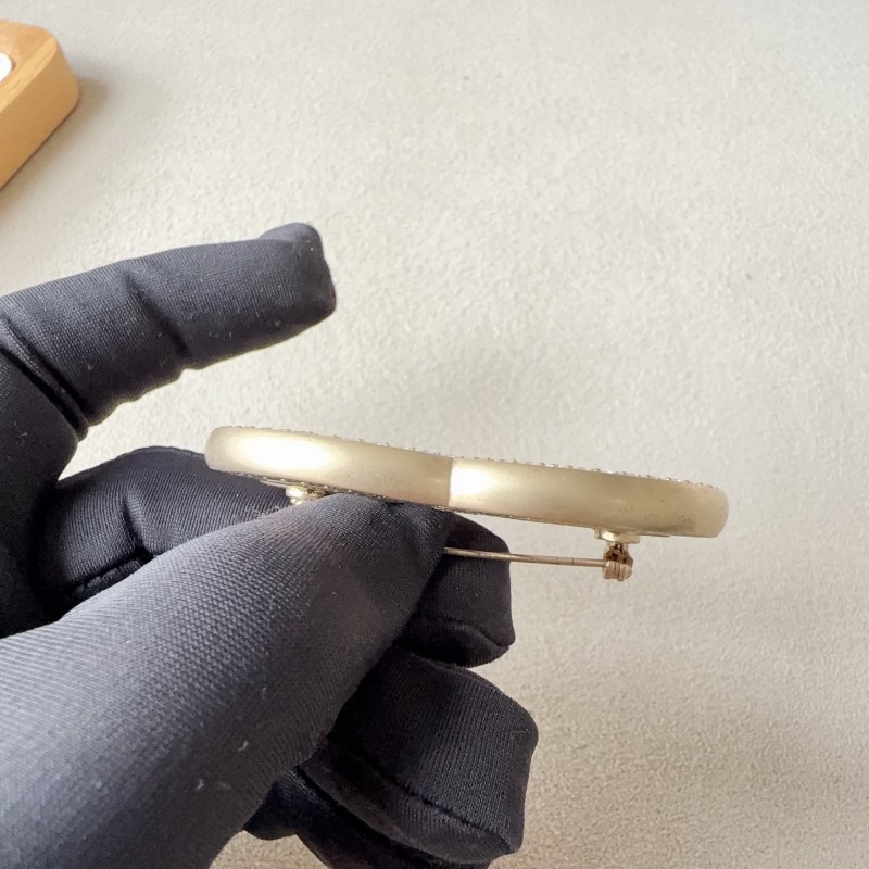 CHANEL 大雙c鏤空水鑽胸針-5